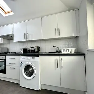 Apartment Coastal Comfort Duplex: Spacious 4-bedroom Near, Bournemouth